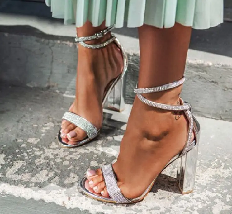 Роскошные женские босоножки на квадратном каблуке с кристаллами; Сандалии-гладиаторы с ремешком на щиколотке и открытым носком; Обувь на платформе с вырезами и массивном каблуке; Банкетная обувь